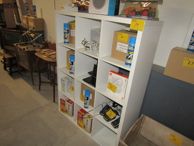 Lot 14 - ikea vakkenkast - afbeelding 1 van  2