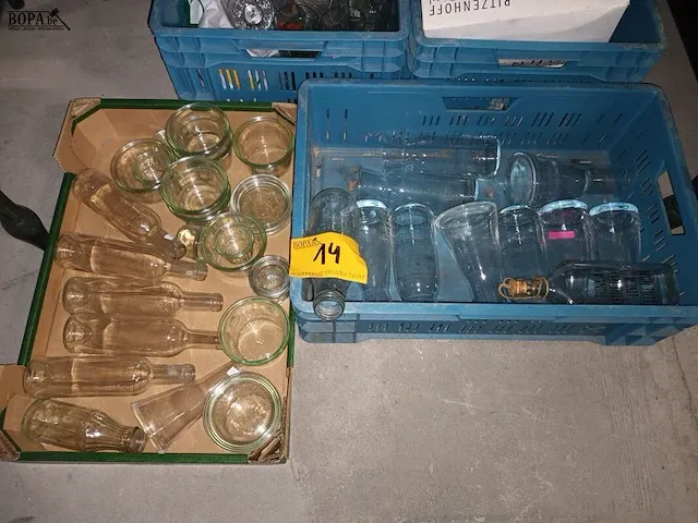 Lot 14 - karaffen, flessen en weckpotten. 26 stuks - afbeelding 1 van  3