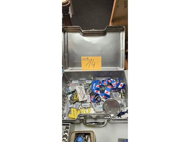 Lot 14 - koffertje met reclame gadgets - afbeelding 1 van  4