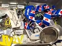 Lot 14 - koffertje met reclame gadgets - afbeelding 2 van  4