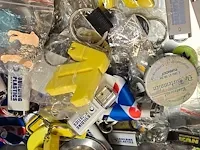 Lot 14 - koffertje met reclame gadgets - afbeelding 4 van  4