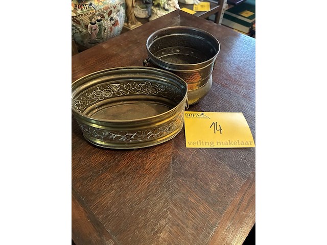 Lot 14 - koperen jardinières, 2 stuks - afbeelding 1 van  4