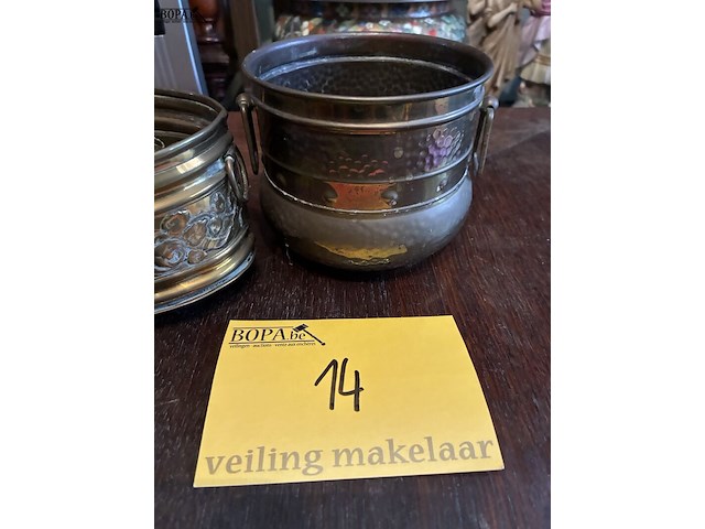 Lot 14 - koperen jardinières, 2 stuks - afbeelding 3 van  4