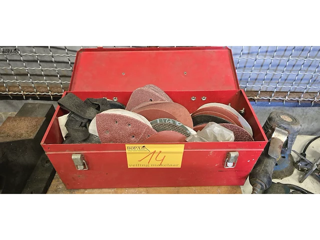 Lot 14 - lot schuurschijven in koffer - afbeelding 1 van  2