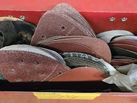 Lot 14 - lot schuurschijven in koffer - afbeelding 2 van  2