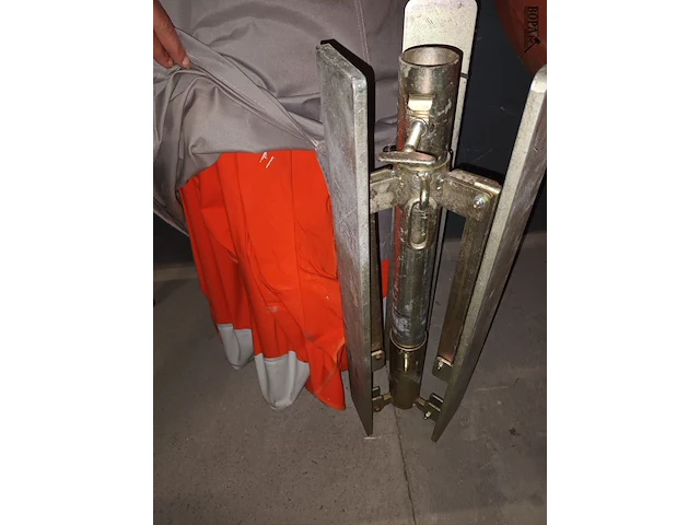 Lot 14 - marktparasol met voet - afbeelding 2 van  3