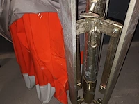 Lot 14 - marktparasol met voet - afbeelding 2 van  3