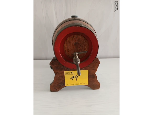 Lot 14 - porto vat op statief - afbeelding 1 van  3