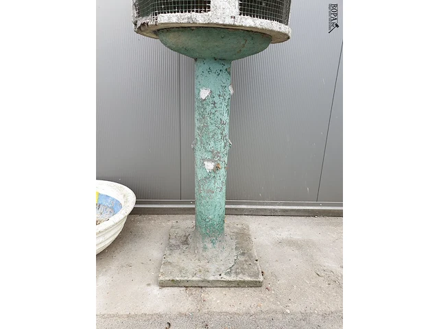Lot 14 - vintage vogelkooi beton - afbeelding 2 van  5