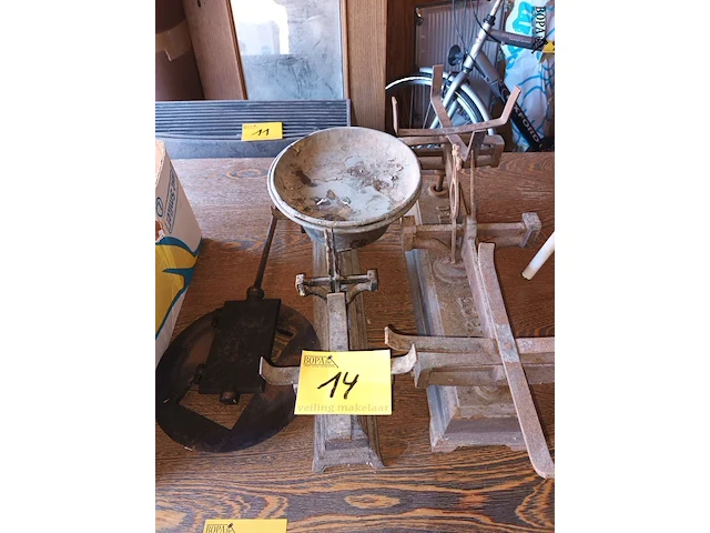 Lot 14 - weegschalen en wafelijzer. 3 stuks - afbeelding 1 van  3