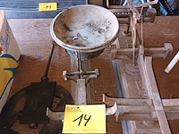 Lot 14 - weegschalen en wafelijzer. 3 stuks - afbeelding 1 van  3