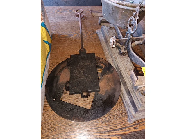 Lot 14 - weegschalen en wafelijzer. 3 stuks - afbeelding 2 van  3