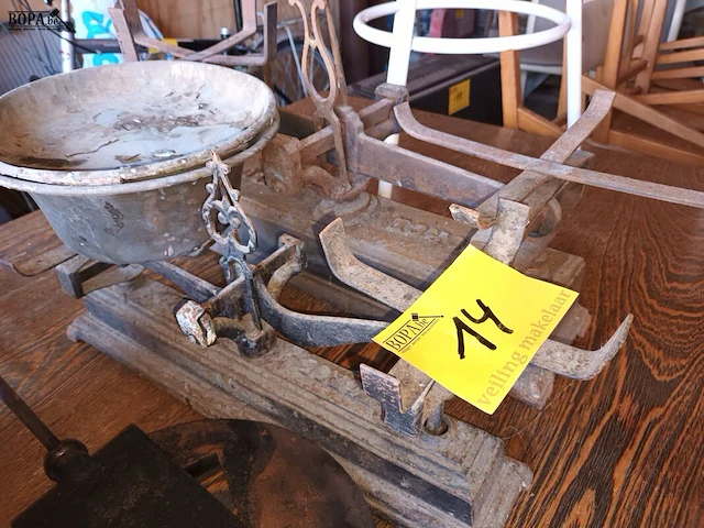 Lot 14 - weegschalen en wafelijzer. 3 stuks - afbeelding 3 van  3