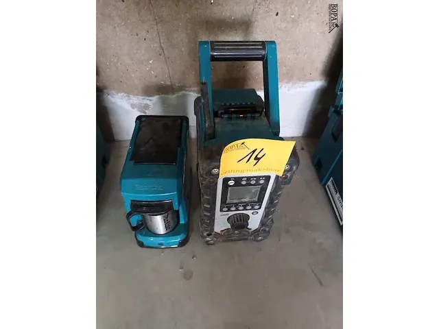 Lot 14 - werfradio en koffiezetapparaat makita - afbeelding 1 van  6