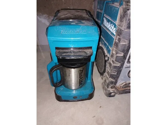 Lot 14 - werfradio en koffiezetapparaat makita - afbeelding 2 van  6