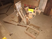 Lot 140 - antieke weegschaal en gewichten - afbeelding 1 van  3