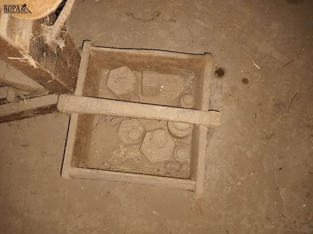 Lot 140 - antieke weegschaal en gewichten - afbeelding 2 van  3