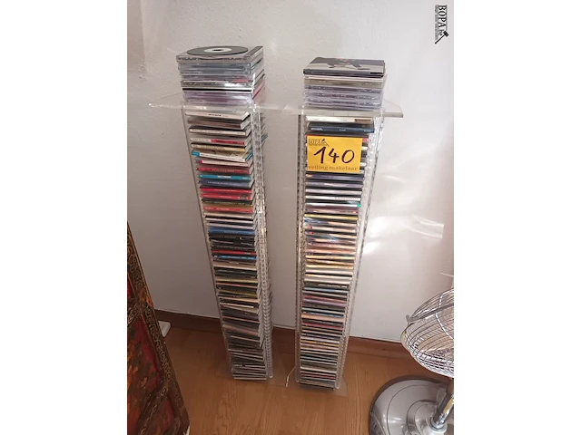 Lot 140 - cd rek met muziek cd’s. 2 stuks - afbeelding 1 van  9