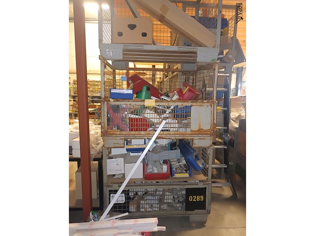 Lot 140 - stapelkooi met inhoud. 3 stuks - afbeelding 1 van  4