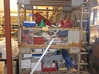 Lot 140 - stapelkooi met inhoud. 3 stuks - afbeelding 1 van  4