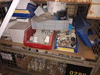 Lot 140 - stapelkooi met inhoud. 3 stuks - afbeelding 2 van  4