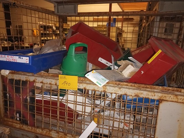 Lot 140 - stapelkooi met inhoud. 3 stuks - afbeelding 3 van  4