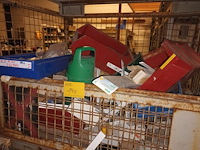 Lot 140 - stapelkooi met inhoud. 3 stuks - afbeelding 3 van  4