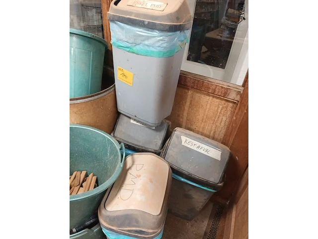 Lot 140 - vuilnisbakken en ehbo kastje. 9 stuks - afbeelding 3 van  3