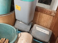 Lot 140 - vuilnisbakken en ehbo kastje. 9 stuks - afbeelding 3 van  3