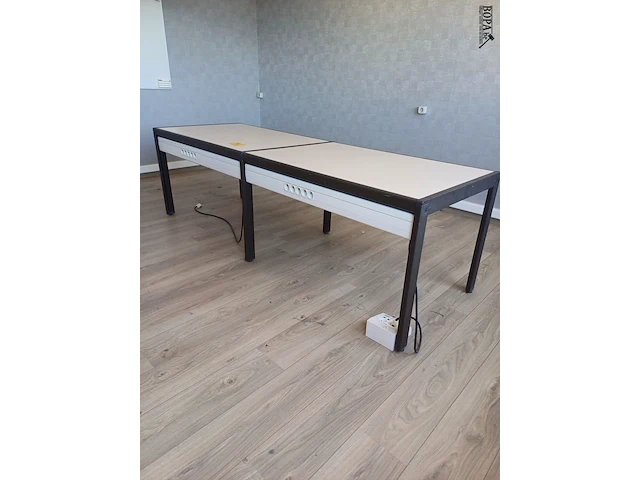 Lot 141 - bureau tafel - afbeelding 1 van  4