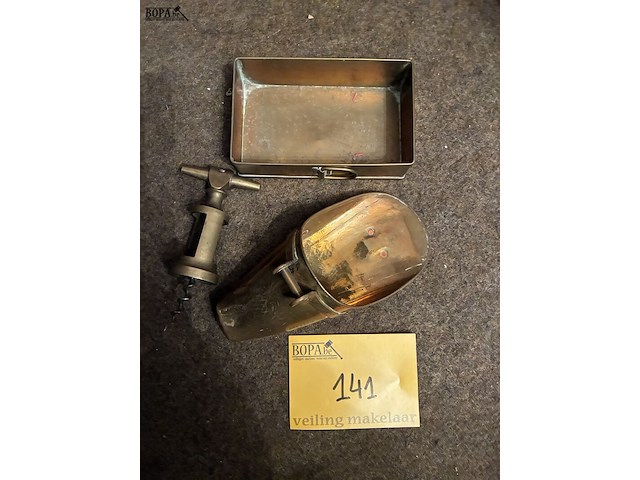 Lot 141 - koperen items, 3 stuks - afbeelding 1 van  2