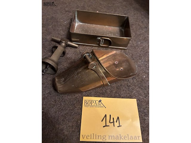 Lot 141 - koperen items, 3 stuks - afbeelding 2 van  2