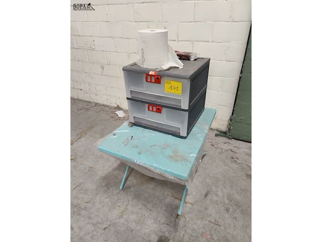 Lot 141 - pvc tafeltje en opslagbox - afbeelding 1 van  4