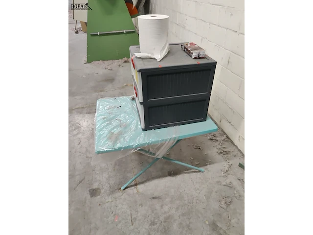 Lot 141 - pvc tafeltje en opslagbox - afbeelding 2 van  4