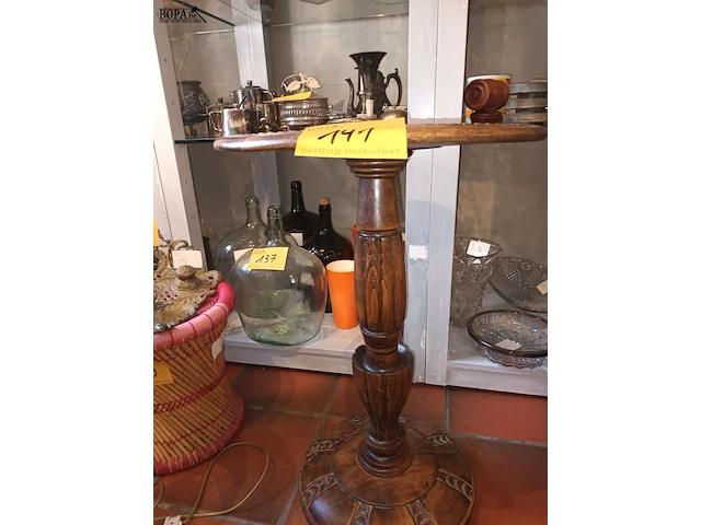Lot 141 - ronde bijzettafel - afbeelding 2 van  3