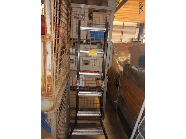 Lot 141 - vouwladder - afbeelding 1 van  3