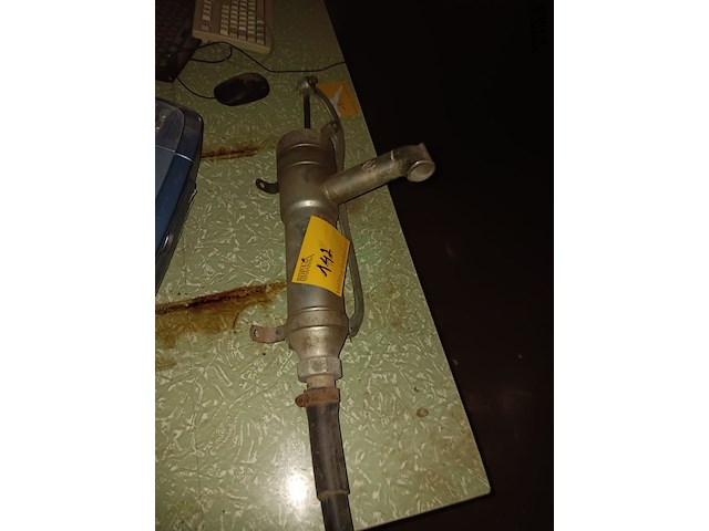 Lot 142 - gietijzeren waterpomp - afbeelding 1 van  2