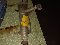 Lot 142 - gietijzeren waterpomp - afbeelding 1 van  2