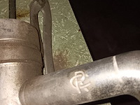 Lot 142 - gietijzeren waterpomp - afbeelding 2 van  2