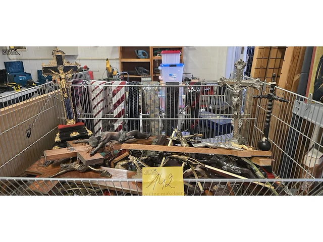Lot 142 - groot lot kruisbeelden - afbeelding 1 van  5