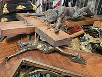 Lot 142 - groot lot kruisbeelden - afbeelding 4 van  5