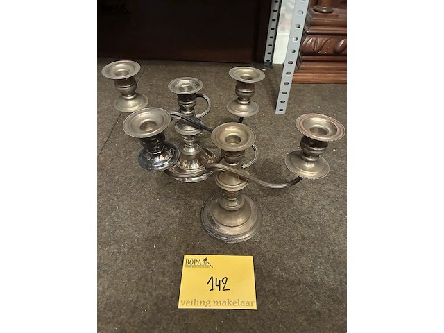 Lot 142 - kandelaars, verzilverd, 2 stuks - afbeelding 1 van  2