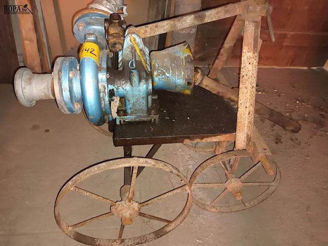 Lot 142 - kar met waterpomp - afbeelding 2 van  3