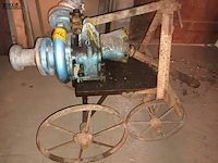 Lot 142 - kar met waterpomp - afbeelding 2 van  3
