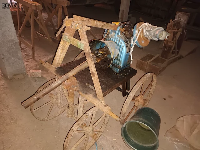 Lot 142 - kar met waterpomp - afbeelding 3 van  3