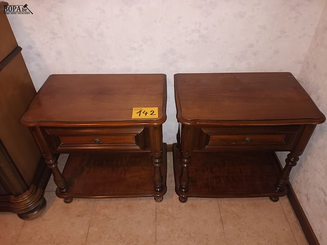 Lot 142 - nachtkastje. 2 stuks - afbeelding 1 van  4