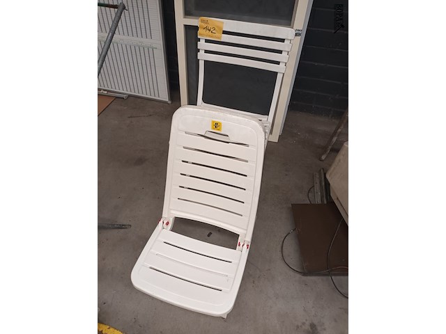 Lot 142 - pvc stoel. 2 stuks - afbeelding 1 van  3