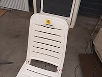 Lot 142 - pvc stoel. 2 stuks - afbeelding 1 van  3