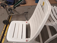 Lot 142 - pvc stoel. 2 stuks - afbeelding 2 van  3