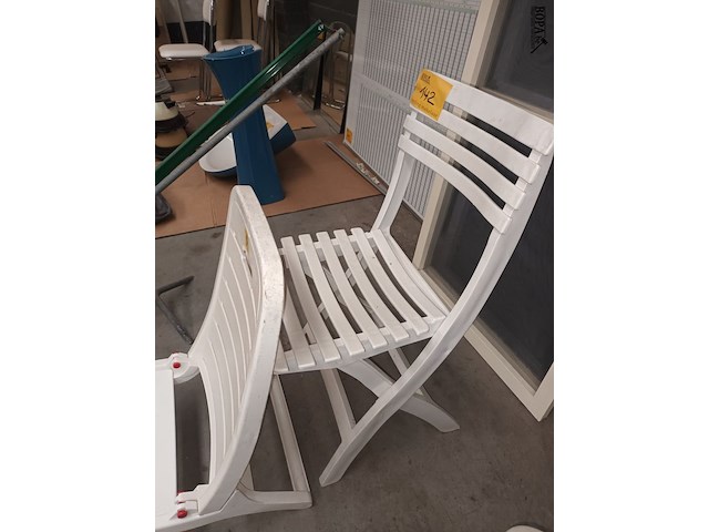 Lot 142 - pvc stoel. 2 stuks - afbeelding 3 van  3